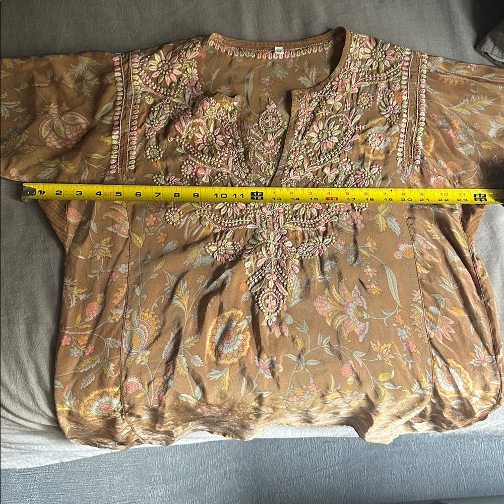 Floral Embroidered Women's Top - Picture 8 of 9